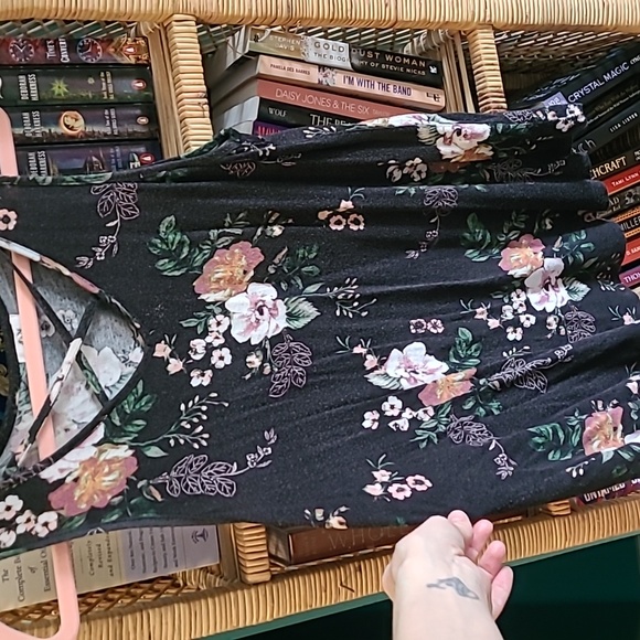 🦋5/$25 floral top - Picture 2 of 3
